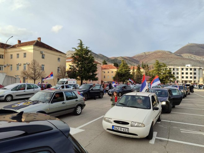 Defile ulicama Trebinja povodom Dana Republike (VIDEO)