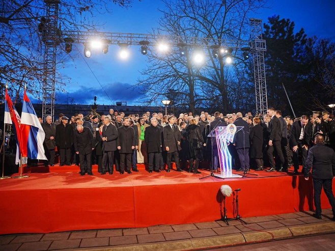 Banjaluka u bojama trobojke, zvaničnici Srpske i Srbije na Trgu Krajine (FOTO)