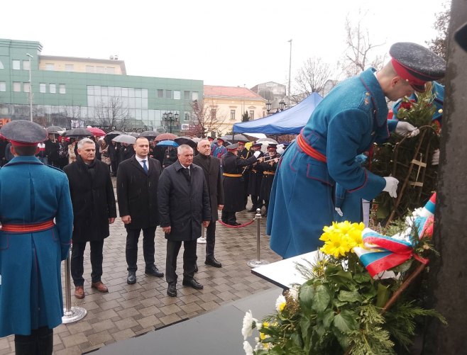 Obilježavanje Dana Republike Srpske u Brčkom; Položeni vijenci (FOTO)