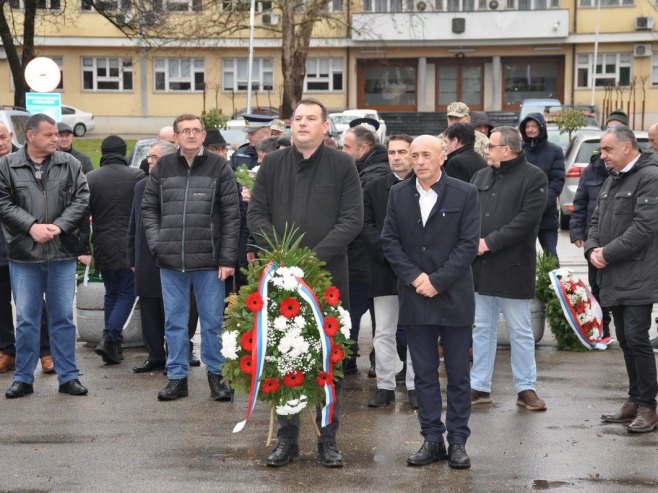 Prijedor - polaganje vijenaca - Foto: SRNA