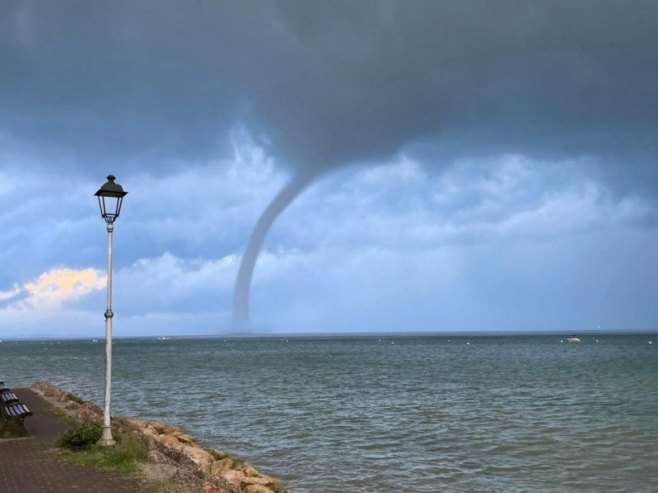 Snažna pijavica pogodila Novigrad; Vjetar nosio stabla (FOTO)