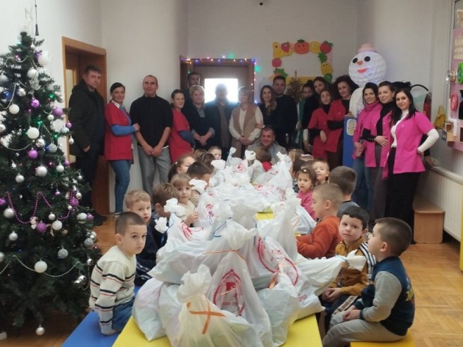 Podijeljeni paketići djeci u Zvečanu, Leposaviću i Vučitrnu (FOTO)