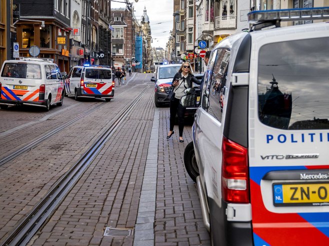 Amsterdam: Osumnjičeni bježao od policije, popeo se na krov stanice metroa (VIDEO)