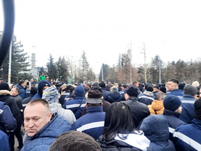 Radnici RiTE Ugljevik blokirali put Bijeljina - Tuzla; Nezadovoljni stanjem u preduzeću (FOTO)