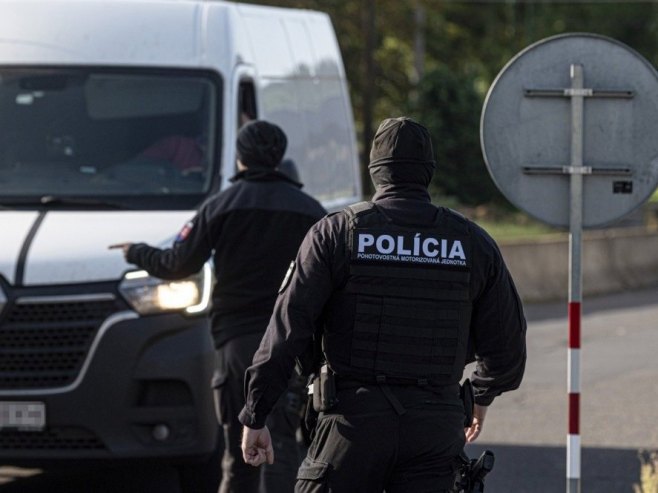 Slovačka, policija (foto: EPA-EFE/Peter Komka HUNGARY OUT - ilustracija) - 