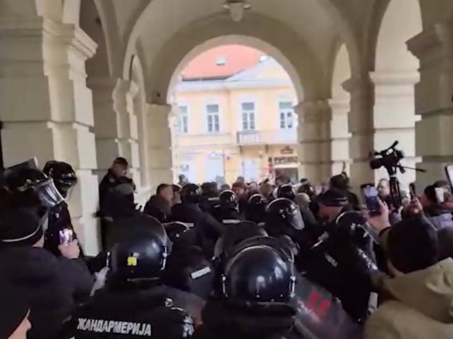 Novi Sad: Opozicija blokirala ulaz u Gradsku kuću, intervenisala policija