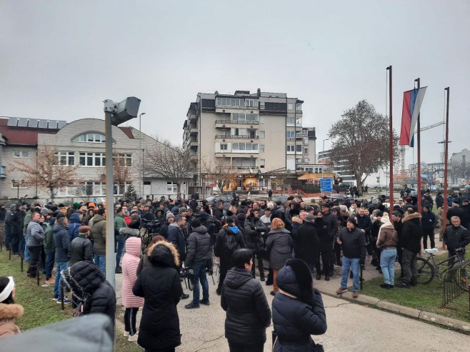 U Bijeljini protest SDS-a ispred Policijske uprave, a sve urađeno po nalogu Tužilaštva