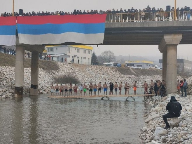 Širom Srpske najhrabriji u hladnim rijekama i jezerima plivali za Časni krst (VIDEO/FOTO)