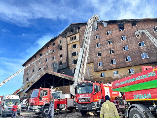 Požar u hotelu u ski-centru u Turskoj (Foto: EPA-EFE/SAKARYA FIRE DEPARTMENT) - 