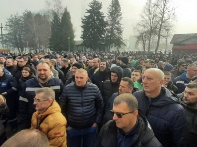 Radnici RiTE Ugljevik ponovo na protestnom skupu (FOTO)