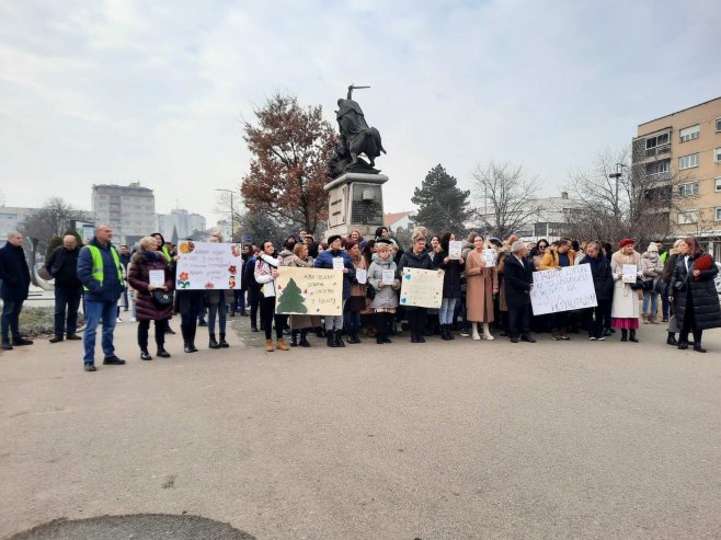 Bijeljina: Protest radnika vrtića "Čika Јova Zmaj", izviždan gradonačelnik Ljubiša Petrović