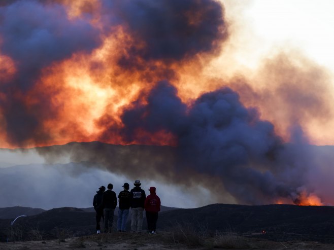 Požar u blizini Los Anđelesa (Foto: EPA-EFE/TED SOQUI) - 