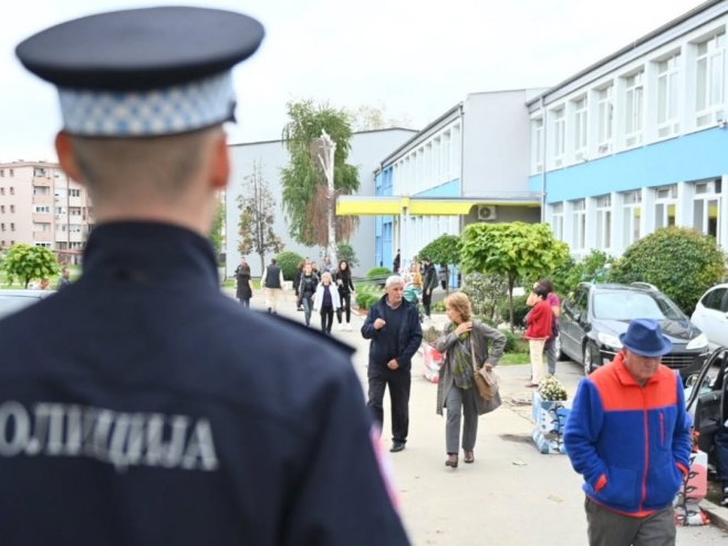 Policija postupa po prijavama o postavljenim bombama u školama