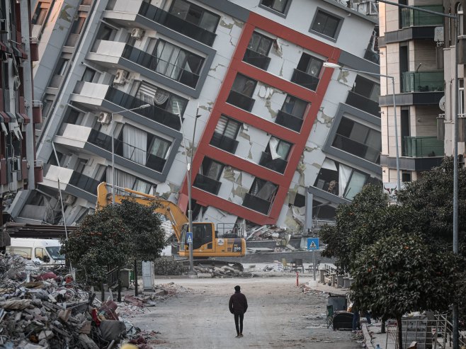 Urušena zgrada (Foto: EPA-EFE/SEDAT SUNA/ilustracija) - 