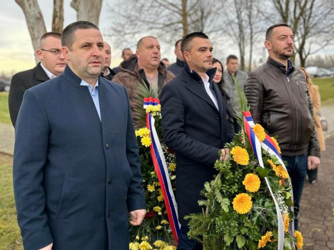 Načelnik opštine Igor Savković polaže vijenac na spomen-obilježje u Donjoj Gradini - Foto: SRNA