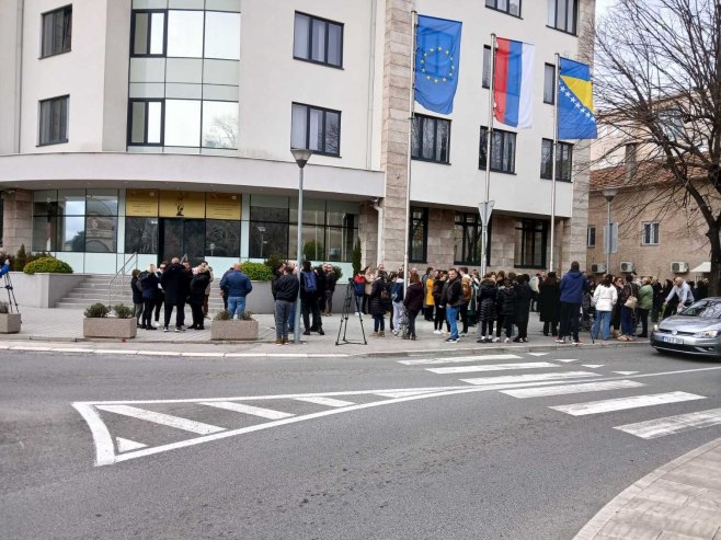 Protest trebinjaca ispred Palate pravde - Foto: RTRS