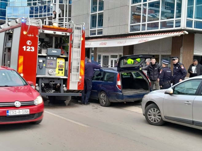 U centru Banjaluke gorio automobil (FOTO)