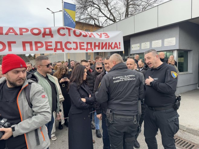 Poruka Srba ujedinjenih ispred Suda BiH: Nećete nas zaplašiti ni ućutkati (VIDEO)