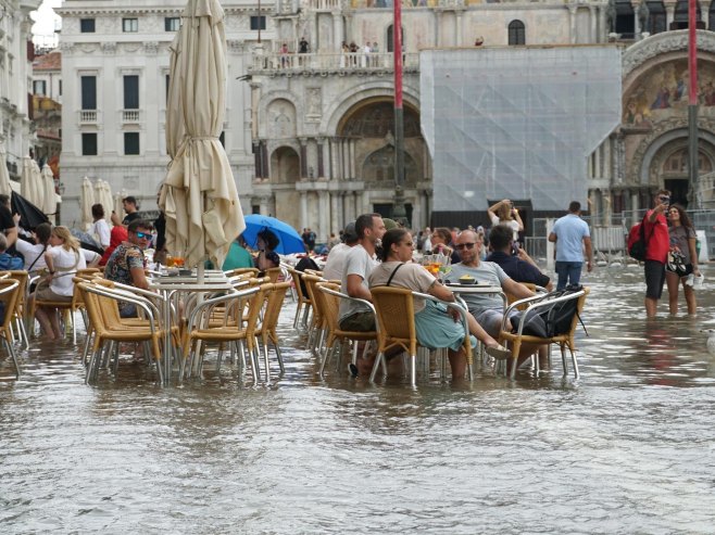 Poplave u Veneciji (Foto: EPA-EFE/ANDREA MEROLA) - 