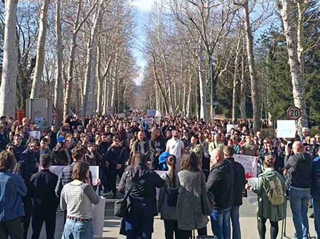 Banjaluka: Studenti i građani odali počast žrtvama u Novom Sadu i Donjoj Јablanici i podržali kolege iz Srbije