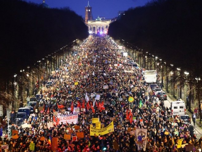 Protesti u Berlinu (Foto: EPA-EFE/HANNIBAL HANSCHKE) - 