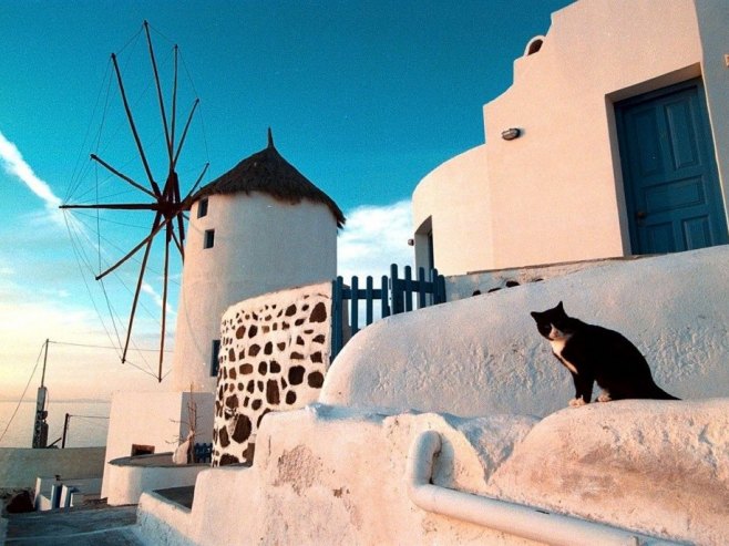 Stanovnici napuštaju Santorini, moguć zemljotres jačine i iznad šest stepeni (VIDEO)