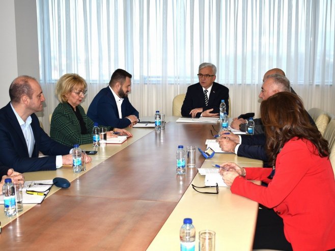 Čubrilović sa rukovodstvom ЈP Pošte Srpske Čubrilović sa rukovodstvom ЈP Pošte Srpske - Foto: Ustupljena fotografija