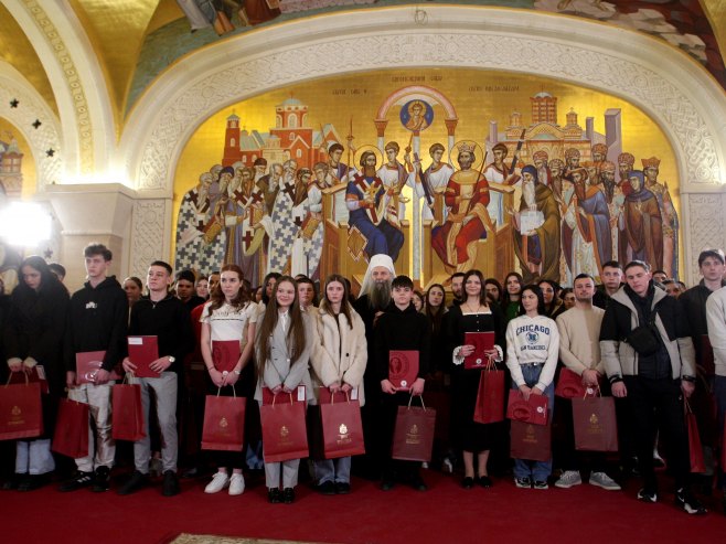 Patrijarh Porfirije dodijelio stipendije za 86 učenika i studenata iz porodica sa više djece