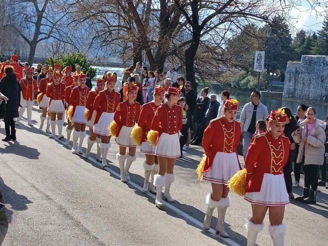 "Praznik mimoze" u Trebinju - više hiljada građana ispratilo veseli cvjetni karavan (FOTO/VIDEO)