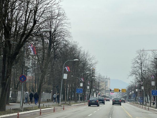 Počele pripreme za obilježavanje Sretenja; Ulice Banjaluke krase trobojke Srpske i Srbije (VIDEO)