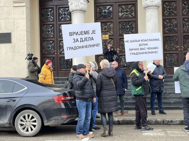 Protest radnika DEPOT-a ispred banjalučke Gradske uprave (FOTO/VIDEO)