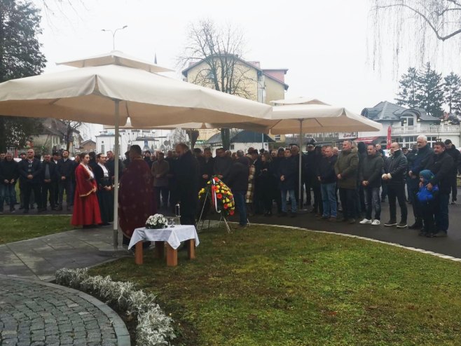 Park Slobode Gradiška - polaganje vijenaca - Foto: RTRS