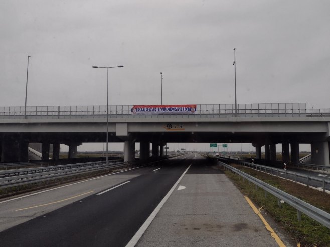 Beograd - transparenti sa natpisom "Vojvodina je Srbija" na auto-putu - Foto: SRNA