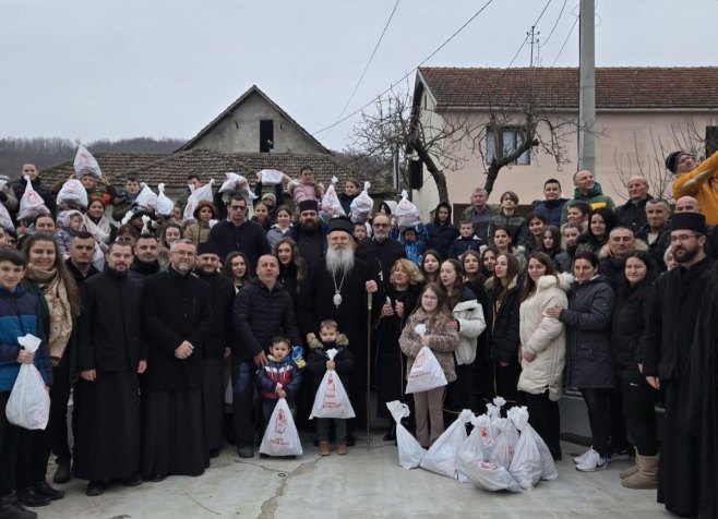 Podjela paketića u Šamcu - Foto: Ustupljena fotografija