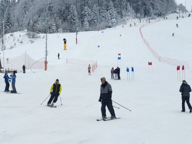 Osmogodišnja novosađanka nagrađena kao tristahiljaditi skijaš na Јahorini