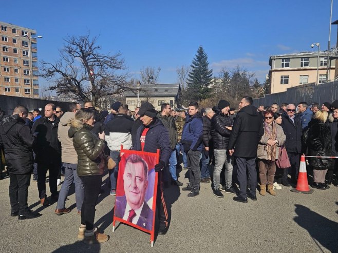 Podrška građana ispred Suda BiH - Foto: SRNA