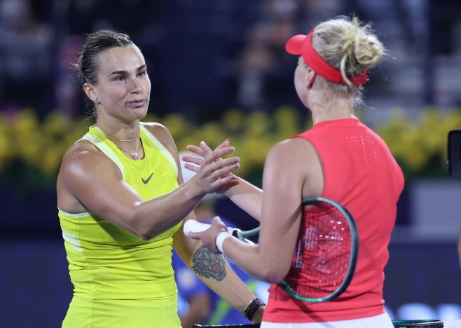 Arina Sabalenka i Klara Tauson (Foto: EPA-EFE/ALI HAIDER) - 