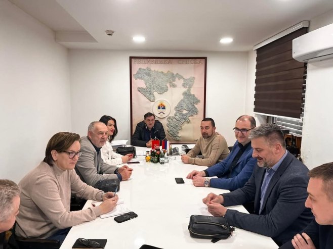 Dobojlije spemne za miting - Foto: RTRS