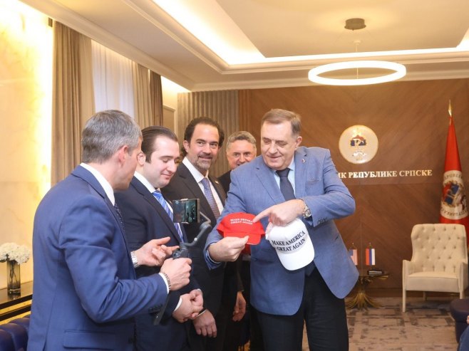 Dodik razmijenio kačkete sa Đulijanijem (VIDEO)