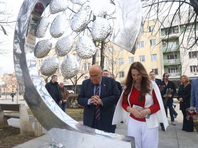 Đulijani položio cvijeće na spomenik 12 beba u Banjaluci (FOTO)