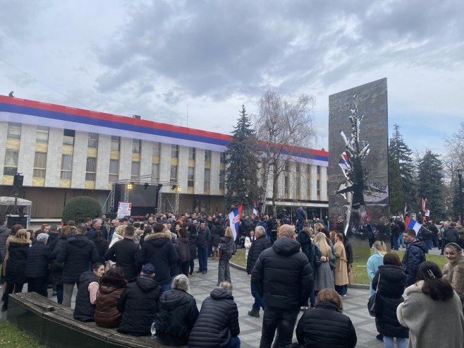 Rijeke ljudi idu prema NSRS: Počelo okupljanje građana - podrška institucijama iz svih krajeva Srpske (FOTO)