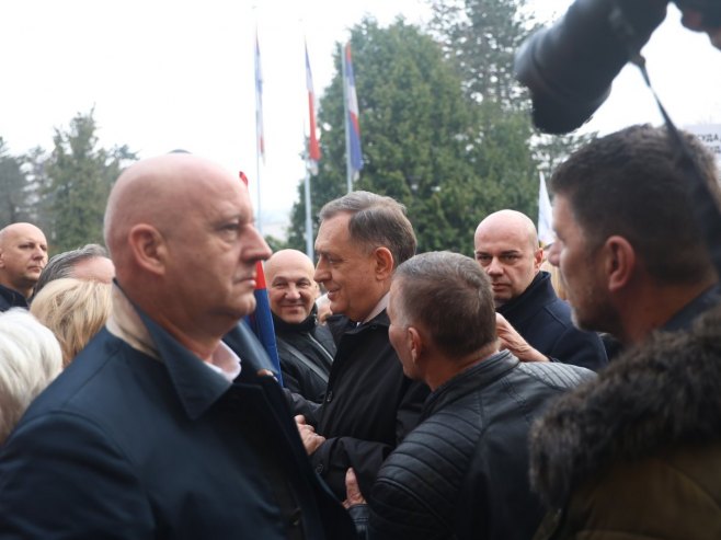 Predsjednik Srpske stigao na veliki narodni miting; Dočekali ga mnogobrojni građani (FOTO/VIDEO)