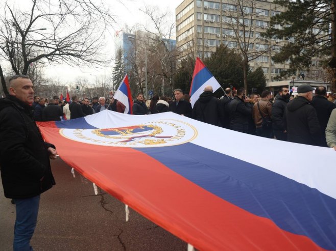 Građani razvili ogromnu zastavu Republike Srpske (FOTO)