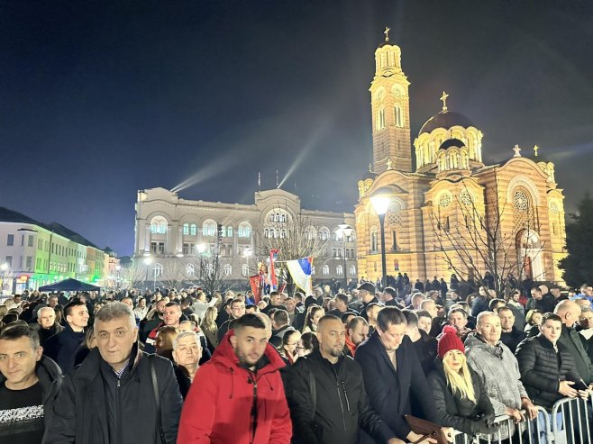 Građani pred Palatom Republike - Foto: RTRS