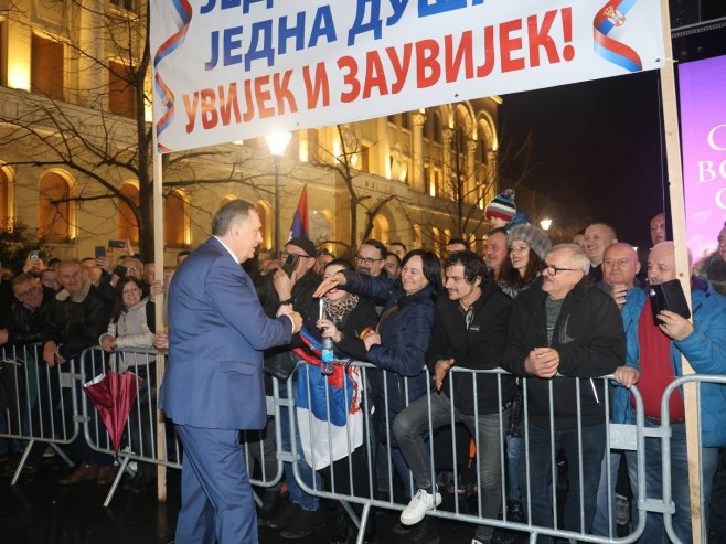 Predsjednik Srpske sa građanima ispred Palate Republike (FOTO)