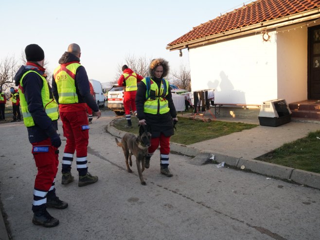 Pas pronašao djevojčicu (Foto: TANJUG/ MILOŠ MILIVOJEVIĆ/bs) - 