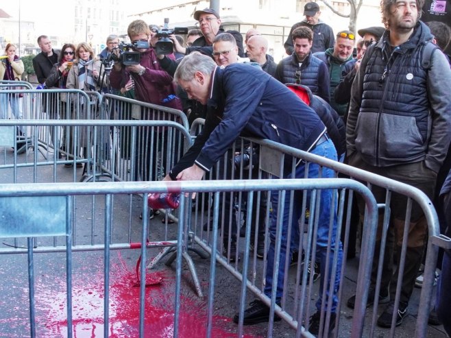 Incidenti ispred Skupštine grada Beograda – uhapšene dvije osobe, policiji stiže pojačanje