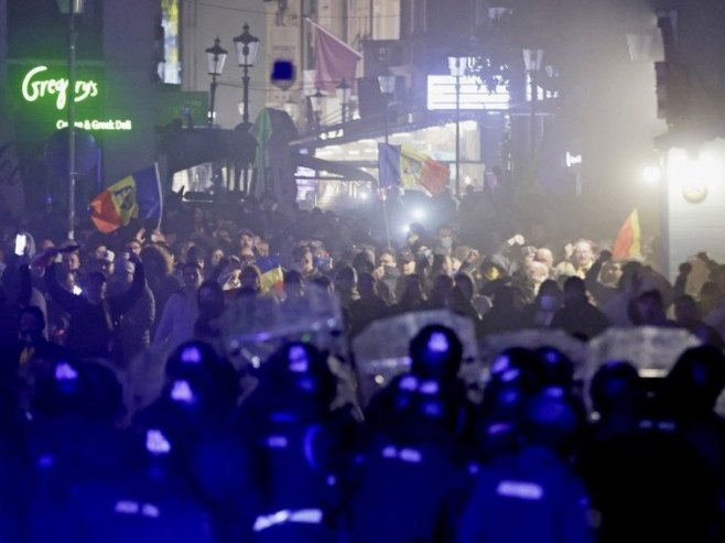 Protesti u Bukureštu (Foto: EPA-EFE/ROBERT GHEMENT) - 