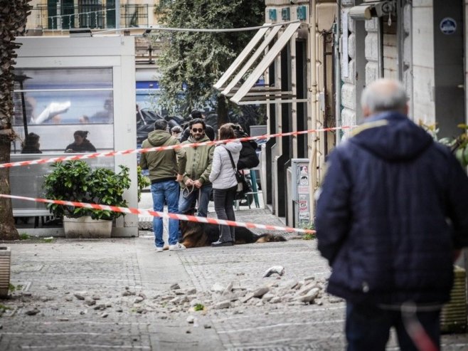 Zemljotres u Napulju (Foto: EPA-EFE/CESARE ABBATE) - 