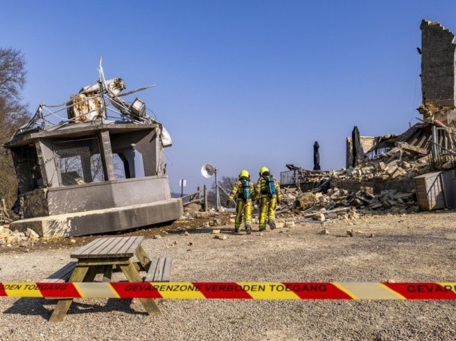 Srušio se Vilheminin toranj (Foto: EPA-EFE/MARCEL VAN HOORN) - 